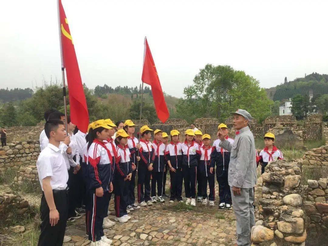 逃离废弃的卡车场